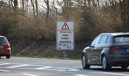 Große Hinweistafeln weisen auf die Vollsperrung der B 287 bei Fuchsstadt hin. Große Hinweistafeln weisen auf die Vollsperrung der B 287 bei Fuchsstadt hin.