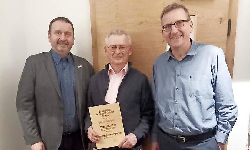 BLSV-Kreisvorsitzender Matthias Foerster (links) und Schatzmeister Dietmar Hofmann (rechts) überreichten Peter Schwitz die Ehrennadel in Gold mit großem Kranz des Bayerischen Landessportvereins. BLSV-Kreisvorsitzender Matthias Foerster (links) und Schatzmeister Dietmar Hofmann (rechts) überreichten Peter Schwitz die Ehrennadel in Gold mit großem Kranz des Bayerischen Landessportvereins.