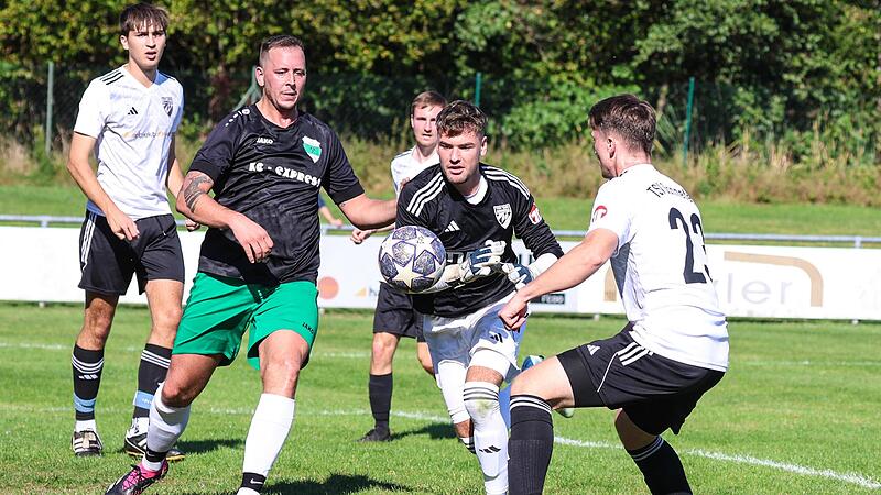Duell der Bezirksliga-Kellerkinder FC Stockheim und TSV Sonnefeld: Nach einer Unsicherheit kann sich der Sonnefelder Keeper Fabio Hoydem den Ball vor Michael Hoderlein vom FC Stockheim greifen.