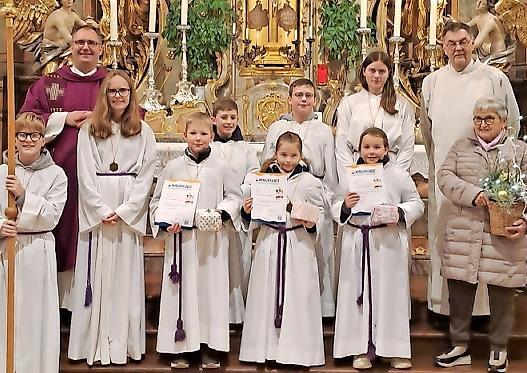 Das Oberministranten Team mit den neuen &bdquo;Minis&ldquo; und &bdquo;Jubelchorleiterin&ldquo; Maria Winkler (rechts), Pfarrer Christian Montag (hinten links) sowie Pfarrgemeinderatsvorsitzenden Thomas Geldner (hinten rechts).