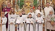 Das Oberministranten Team mit den neuen &bdquo;Minis&ldquo; und &bdquo;Jubelchorleiterin&ldquo; Maria Winkler (rechts), Pfarrer Christian Montag (hinten links) sowie Pfarrgemeinderatsvorsitzenden Thomas Geldner (hinten rechts).
