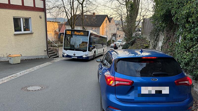 Engstelle in Forchheim-ReuthForchheim & Fränkische Schweiz Mit einer Kita fürchten die Reuther eine Verschlimmerung der Verkehrssituation in der Engstelle an der Hutstraße.