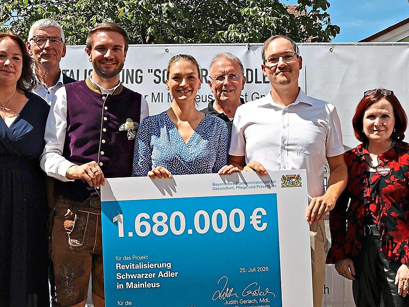 Die bayerische Staatsministerin f&uuml;r Gesundheit, Pflege und Pr&auml;vention, Judith Gerlach (Mitte) hatte sehr zur Freude aller einen Scheck &uuml;ber 1,68 Millionen Euro dabei.