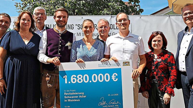 Die bayerische Staatsministerin f&uuml;r Gesundheit, Pflege und Pr&auml;vention, Judith Gerlach (Mitte) hatte sehr zur Freude aller einen Scheck &uuml;ber 1,68 Millionen Euro dabei.