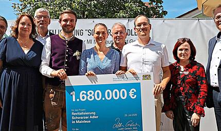 Die bayerische Staatsministerin für Gesundheit, Pflege und Prävention, Judith Gerlach (Mitte) hatte sehr zur Freude aller einen Scheck über 1,68 Millionen Euro dabei. Die bayerische Staatsministerin für Gesundheit, Pflege und Prävention, Judith Gerlach (Mitte) hatte sehr zur Freude aller einen Scheck über 1,68 Millionen Euro dabei.
