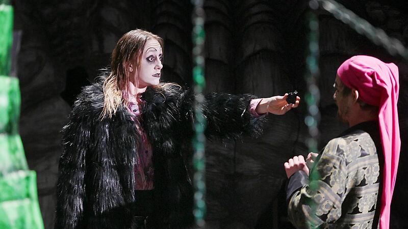 Clara Kroneck (l.) und Eric Wehlan in &bdquo;Sandmann&ldquo;