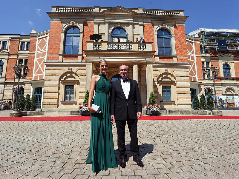 Hubert Aiwanger (Freie Wähler), Wirtschaftsminister Bayerns, und Eva Brockmann, Fränkische Weinkönigin