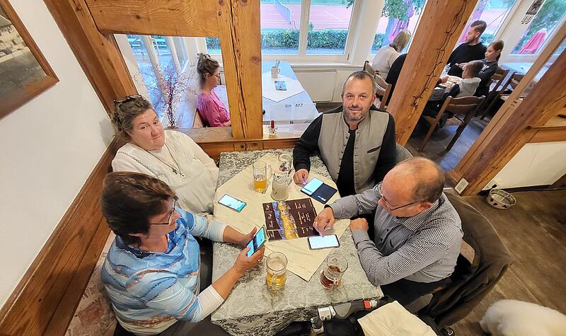 AfD Bad Kissingen Die AfD Bad Kissingen verfolgt auf dem Handy im Tenniscafe die ersten Hochrechnungen.