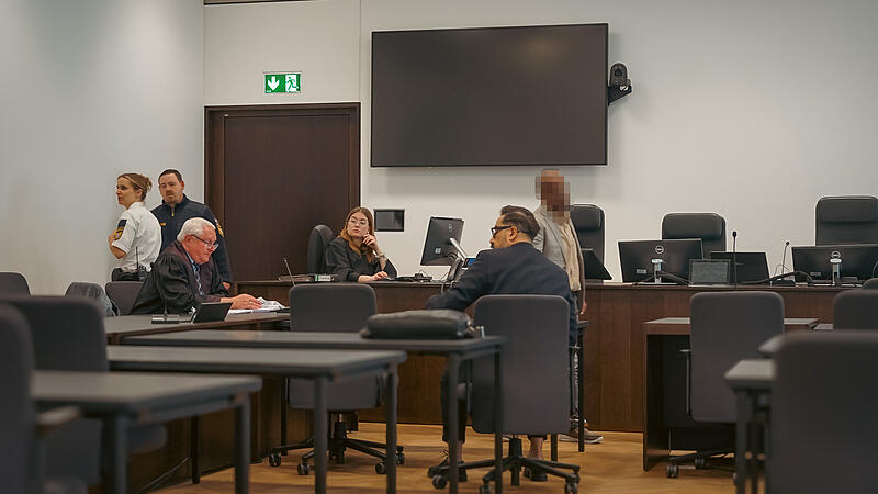 Der 56-jahre Angeklagte aus Erlangen soll zwei Nachbarinnen vergewaltigt haben. Nun steht er vor Gericht in N&uuml;rnberg.