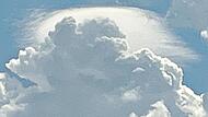 Gewaltige Gewittert&uuml;rme k&ouml;nnen Badewetter blitzschnell zunichte machen. Christian K&ouml;nig