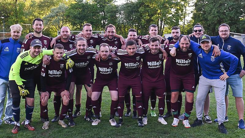 Nach dem Spiel am Donnerstagabend gegen den TSV Bertelsdorf hatte der Meister der A-Klasse 3, der LTV Gauerstadt, Zeit f&uuml;r ein Meister-Mannschaftsfoto.