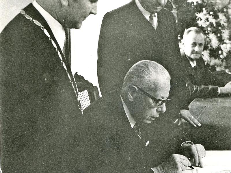 Bundespr&auml;sident Gustav Heinemann tr&auml;gt sich ins Goldene Buch der Stadt Kulmbach ein. Links OB Erich Stammberger, rechts der 2. B&uuml;rgermeister Hans-Dieter Lotz. Stadtarchiv Kulmbach