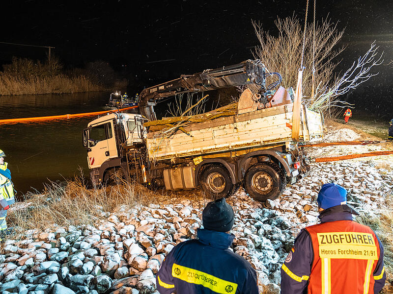 Lkw versinkt in Fluss - Großeinsatz wegen BergungGroße Bergungsaktion: Lkw versinkt in Fluss Lkw versinkt in Fluss - Großeinsatz wegen BergungGroße Bergungsaktion: Lkw versinkt in Fluss