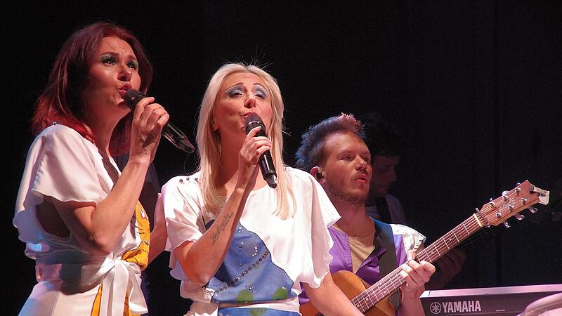 Anni-Frid (Irene Pertile), Agnetha (Angela Castellani) und Björn (Ludovico Banali) von der ABBA-Tribute-Band