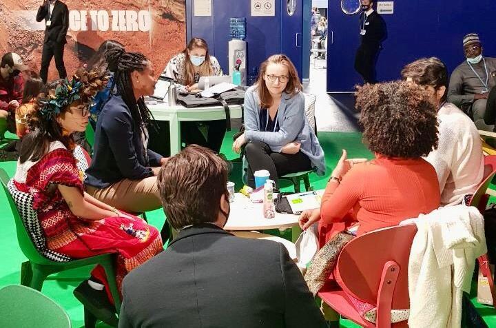 Lisa Badum im Austausch mit Klimaaktivisten  auf der UN-Klimakonferenz, die in Glasgow stattgefunden hat.