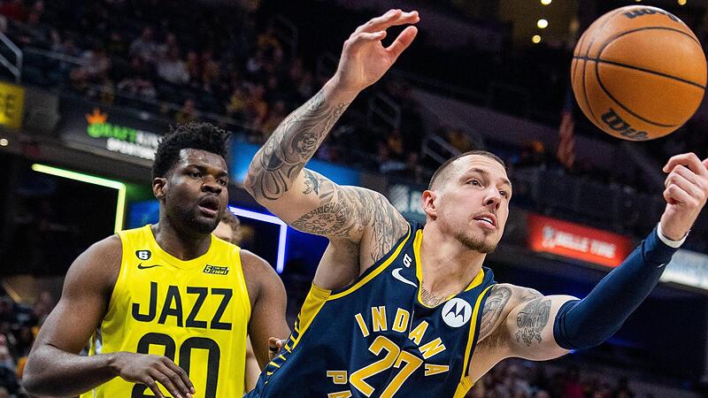 Daniel Theis sichert sich den Ball im Duell mit Jazz-Center Udoka Azubuike