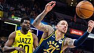 Daniel Theis sichert sich den Ball im Duell mit Jazz-Center Udoka Azubuike