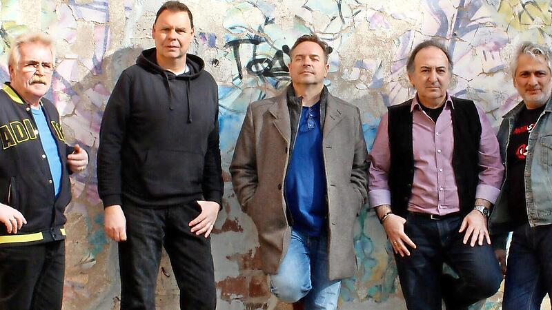 Wandler zwischen den Welten: Die Gruppe „Quantensprung“ mit (von links) Rudi Lehnert (Keyboard und Klarinette), Volker Otto (Schlagzeug und Gesang), Thomas Koestler (Bass), Erdal Cec (Gesang und Gitarre) und Yagmur Utku (Keyboards und Piano)