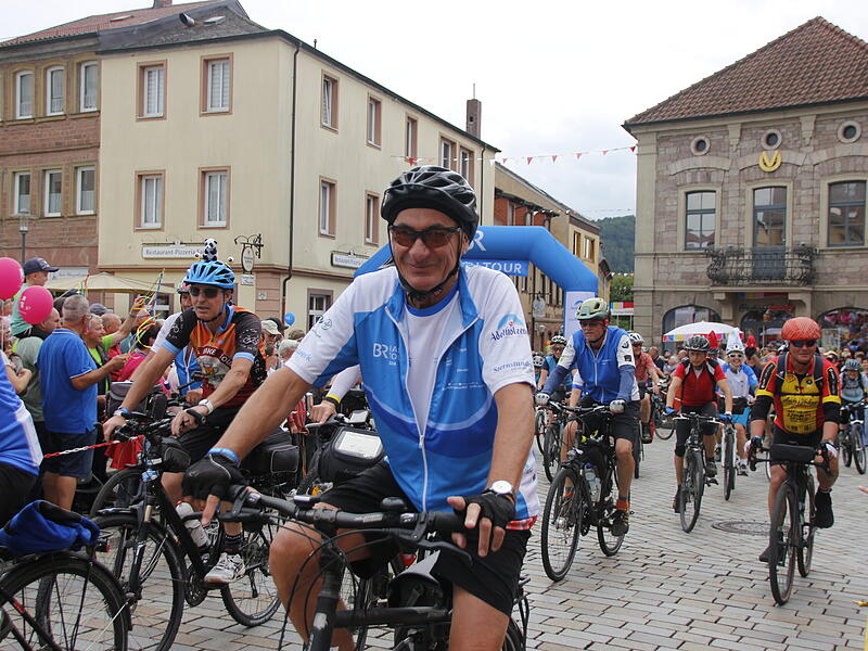 Zieleinfahrt der BR-Radltour 2025 in Hammelburg am MarktplatzZieleinfahrt der BR-Radltour 2025 in Hammelburg am Marktplatz