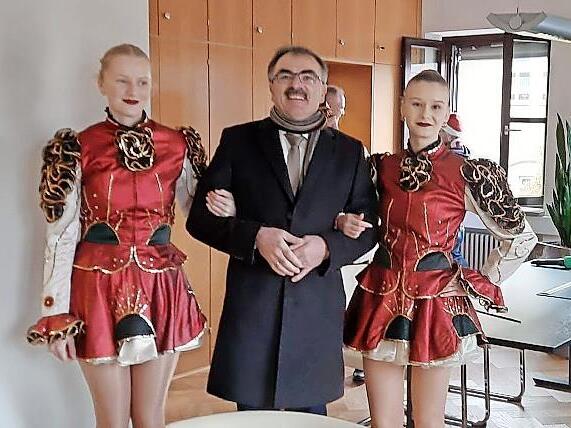 Bürgermeister Harald Hofmann ist fest in der Hand der Garde.