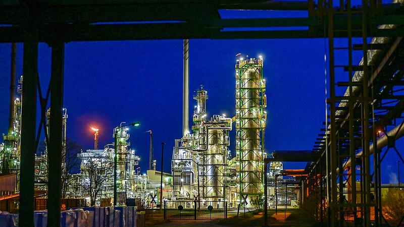 Erd&ouml;lraffinerie der PCK-Raffinerie in Brandenburg. Dort kommt Roh&ouml;l aus Russland &uuml;ber die Pipeline &bdquo;Freundschaft&ldquo; an. Die Anlage geh&ouml;rt zu den gr&ouml;&szlig;ten Verarbeitungsstandorten in Deutschland.