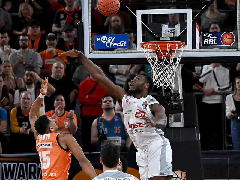 Bamberg Solomon Young (rechts) versucht einen Wurf des Ulmers  Karim Jallow zu blocken.