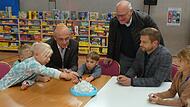 Zur offiziellen Eröffnung der „Haßberger Spieletage“ in Hofheim ließen es sich Landrat Wilhelm Schneider, Bürgermeister Wolfgang Borst und KJR-Vorsitzender Thomas Wagenhäuser (hinten von links) nicht nehmen, mit den Vorschulkindern eine Runde „Pli...