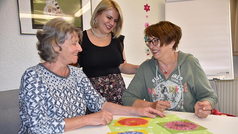 Ingrid Wagner (links) und Lika Fauska (Mitte) hoffen auf viele Anmeldungen zur Schulung als Alltagsbegleiter.  Edith Naujoks  sagt: „Ich kann die fundierte Schulung nur jedem empfehlen.“