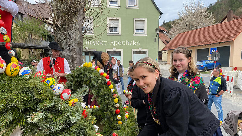 Ein besonderes Highlight in der Fränkischen Schweiz ist das Schmücken des Osterbrunnens in Muggendorf.
