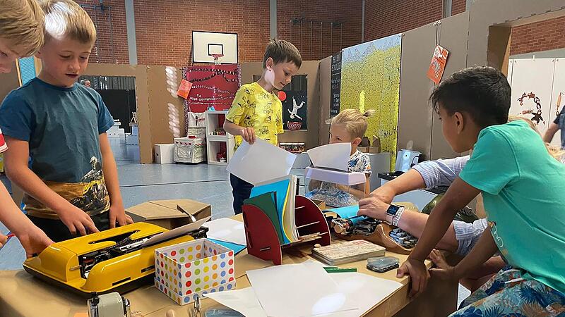 Bei besonderen Aktionen, wie hier auf dem Spielplatz-Sprache, werden die Kinder spielerisch aktiviert, sich mit W&ouml;rtern auseinanderzusetzen, einzelne Buchstaben zu kombinieren und zusammenzuarbeiten.