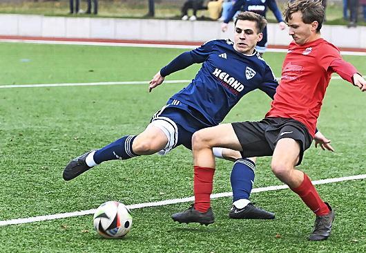 Tim Holzheid (blau), hier im Heimspiel gegen die DJK Schwebenried/Schwemmelsbach, ist derzeit der Spielmacher des TSV M&ouml;nchr&ouml;den.