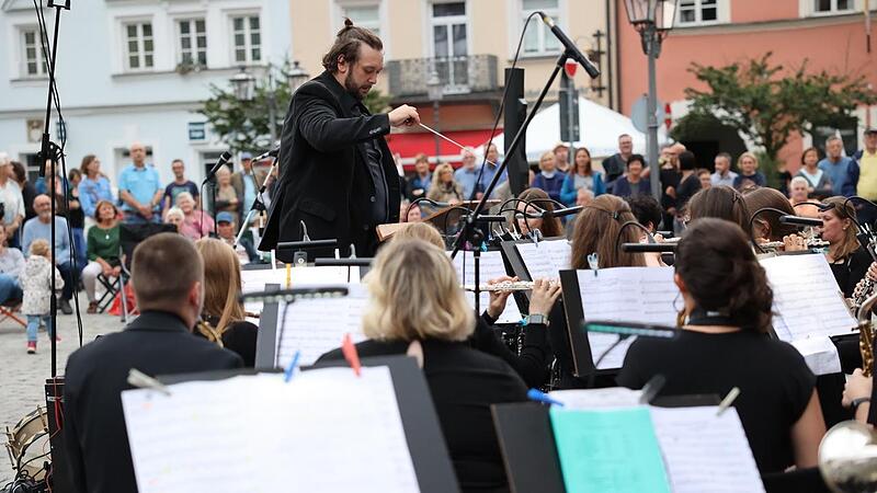 Ob Queen oder Bon Jovi – das sinfonische Orchester des Musikvereins Kasendorf zeigte sich unter der Leitung von Dominik Biedermann in Bestform. Ob Queen oder Bon Jovi – das sinfonische Orchester des Musikvereins Kasendorf zeigte sich unter der Leitung von Dominik Biedermann in Bestform.