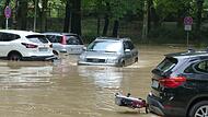 Auf dem Volkacher Weinfestplatz standen am Sonntag zahlreiche Autos unter Wasser. Auf dem Volkacher Weinfestplatz standen am Sonntag zahlreiche Autos unter Wasser.