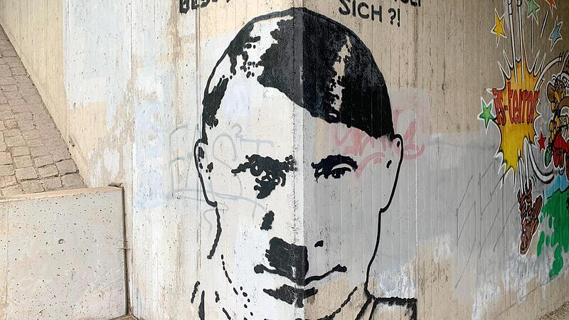 Umstrittenes Kunstwerk an der Judenberg-Unterführung in Coburg: links ist eine Gesichtshälfte von Hitler zu sehen, rechts eine von Putin. Darüber steht: „Geschichte wiederholt sich?!“