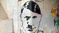 Umstrittenes Kunstwerk an der Judenberg-Unterführung in Coburg: links ist eine Gesichtshälfte von Hitler zu sehen, rechts eine von Putin. Darüber steht: „Geschichte wiederholt sich?!“