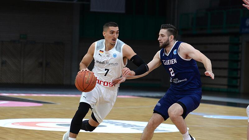 Philipp Jalalpoor (links) spielte in der Saison 2021/22 für Medi Bayreuth auch im FIABA-Europacup (hier in der Partie gegen ZZ Leiden).