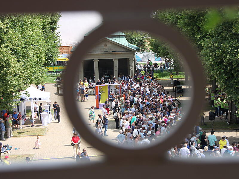 Ein Lupenblick in die Menge. Beim Symphonic Mob 2024 war im Kurpark einiges los.