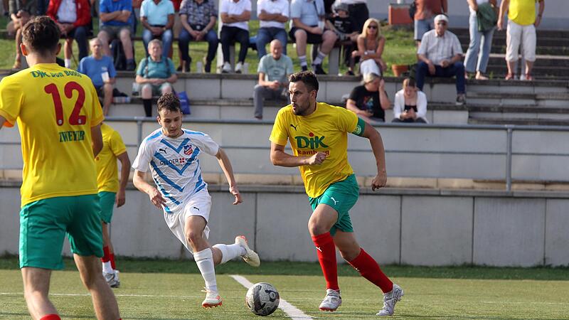 DJK-Kapit&auml;n Simon Allgaier treibt im Heimspiel gegen die DJK Dampfach den Ball nach vorne. Nach dem knappen 2:1-Sieg wollen die Bamberger am Samstag in Gro&szlig;bardorf nachlegen.