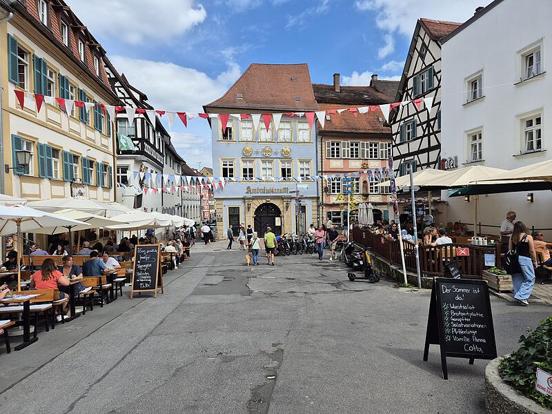 Bambergs Gastro-Hochburg am Katzenberg: Hier konkurrieren das Alt-Ringlein (rechts), das Scheiners und der Kachelofen (links) sowie das Ambr&auml;usianum (Mitte) um G&auml;ste.