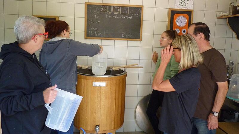 Exakt 100 Liter heißes Wasser kommen in den Läuterbottich in Höchstadt: Von links: Gitti Constien, Katrin Lorz , Marie Lorz (in grün), Peter Ross und vorne rechts Alex Körner.