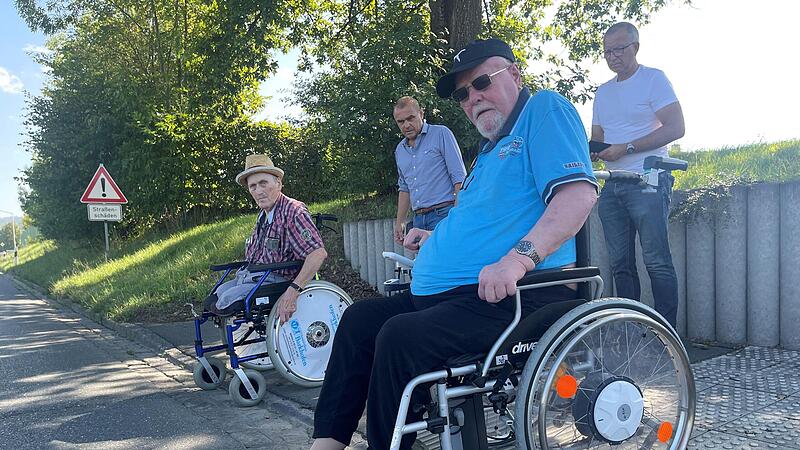 Dieter Frohwein (vorne) und Heimbeirat Holger Hühnert sitzen beide im Rollstuhl und sind Bewohner des Seniorenheims Rosengarten in Neuenmarkt. Sie zeigen Bürgermeister Alexander Wunderlich (hinten links) und Bauamtsmitarbeiter Herbert Simon, mit w...