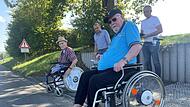 Dieter Frohwein (vorne) und Heimbeirat Holger Hühnert sitzen beide im Rollstuhl und sind Bewohner des Seniorenheims Rosengarten in Neuenmarkt. Sie zeigen Bürgermeister Alexander Wunderlich (hinten links) und Bauamtsmitarbeiter Herbert Simon, mit w...