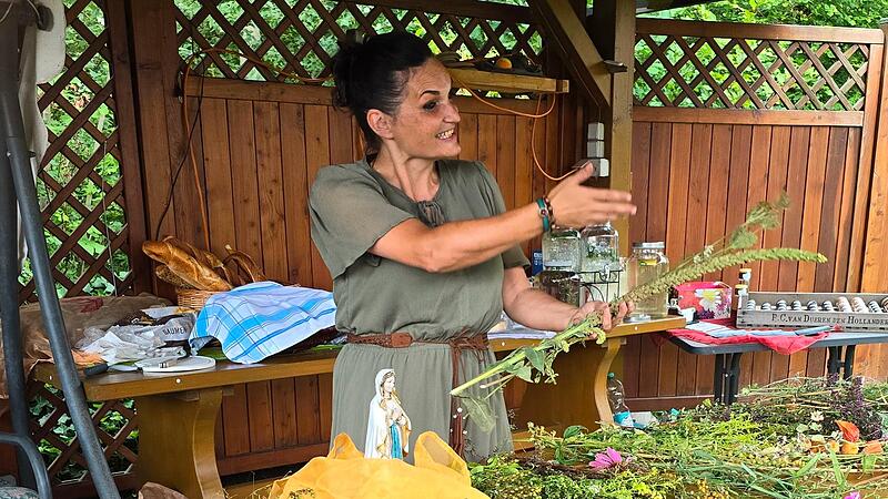 Die &bdquo;Kr&auml;uterfee&ldquo; zeigt, wie man W&uuml;rzb&uuml;schel richtig bindet.