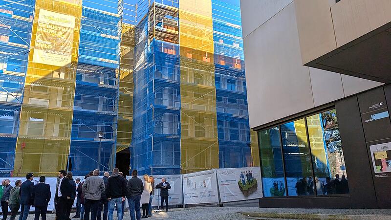 W&auml;hrend der laufenden Generalsanierung des Bauteils B wurde auf dem Eisenst&auml;dter Platz das Richtfest gefeiert.
