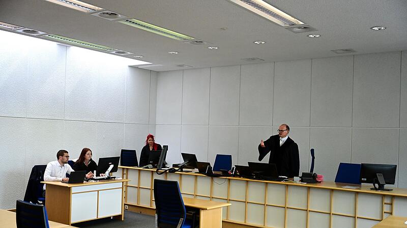 Staatsanwalt Julian Schmidt mit einer Rechtsreferendarin, eine Protokollf&uuml;hrerin und Strafrichter Matthias Bachmann