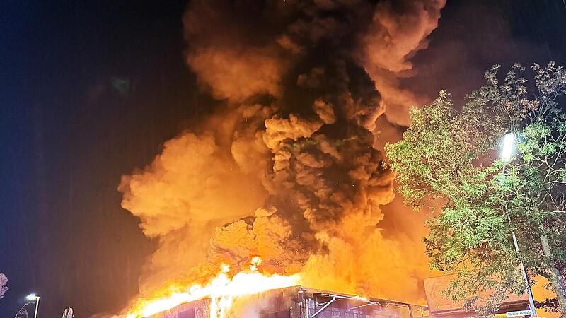 Lichtenfels: Großbrand schockt Anwohner und Mitarbeiter - "beängstigend" Lichtenfels: Großbrand schockt Anwohner und Mitarbeiter - "beängstigend"