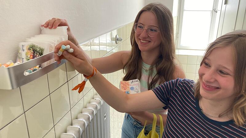 Regelm&auml;&szlig;ig f&uuml;llen Elisa Gunreben (links) und Matilda Rothmann alle K&ouml;rbchen in den Toiletten mit Periodenprodukten auf.