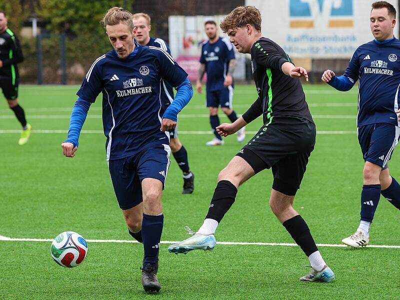 Der Stockheimer Jakob Wachter (schwarz) wird im Sechzehner angespielt, aber ein Wallenfelser ist schneller und l&auml;uft ihm den Ball ab.