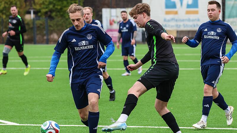 Der Stockheimer Jakob Wachter (schwarz) wird im Sechzehner angespielt, aber ein Wallenfelser ist schneller und läuft ihm den Ball ab. Der Stockheimer Jakob Wachter (schwarz) wird im Sechzehner angespielt, aber ein Wallenfelser ist schneller und läuft ihm den Ball ab.
