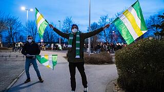 In Scharen kamen die Fans nach dem feststehenden Einzug ins Halbfinale zum Höchstadter Eisstadion. Die Alligators sorgen weiter für Euphorie im Aischgrund.
